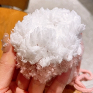 Detailansicht der rosa-weißen Plüsch-Sherpa-Textur für Kinder-Winterschals