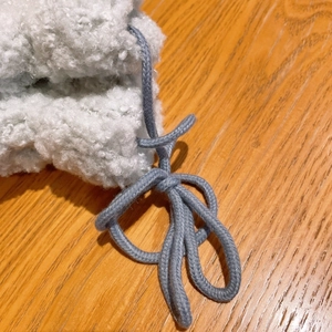 Detail von weichem blauem Sherpa-Fleece mit passender gewebter Kordelzug-Textur