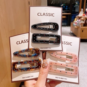 Elegantes Haarspangen-Set aus Acetat mit bunten Strasssteinen und floralem Punktmuster