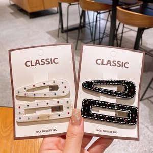 Detail von luxuriösen Acetat-BB-Clips mit bunten Strasssteinen und Nähten auf Karte
