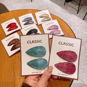 Klassieke glitter haarspelden voor meisjes in diverse sprankelende kleuren op een kaart