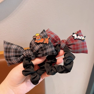 Detalle de coleteros de cuadros con dijes de perrito en resina en tonos marrón y rojo