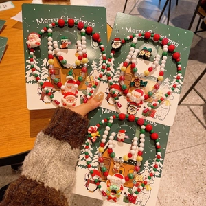 Dettaglio set gioielli natalizi per bambini con perline e ciondoli Babbo Natale