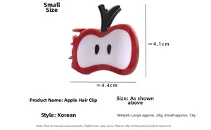 Détail d'une petite pince à cheveux pomme rouge avec dimensions de 4,1 cm et 4,4 cm