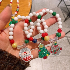 Tre braccialetti natalizi con perline e ciondoli di Babbo Natale, albero e pupazzo di neve