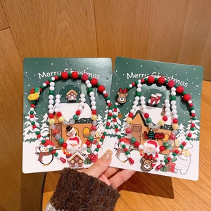 Set di gioielli natalizi per bambini con perline colorate e ciondoli festivi su cartoncini