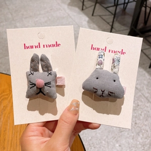 Détail de deux barrettes à cheveux lapin 3D fait main avec broderies et motifs floraux