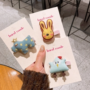 Détail de barrettes faites main en peluche lapin et poussin avec pince à bec rose métal