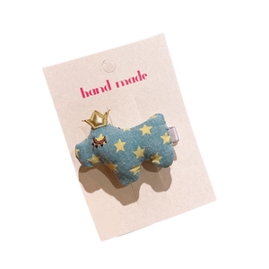Barrette lapin en tissu bleu avec étoiles jaunes et couronne dorée sur carte support