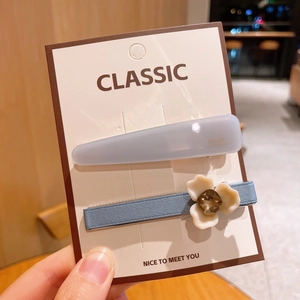 Lot de barrettes à cheveux bleues avec épingle à fleurs en tissu sur carte blanche