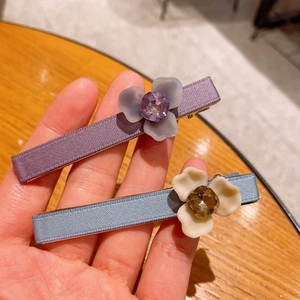 Barrettes à fleurs élégantes en acétate violet et bleu pour un style minimaliste