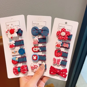 Détail des barrettes en denim avec motifs de lapin et fraise pour cheveux de filles