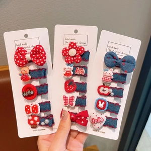 Détail de barrettes pour filles avec fleurs en denim et nœuds rouges mignons