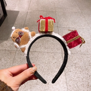Détails du serre-tête de Noël avec bonhomme en pain d'épices et boîtes cadeaux en velours
