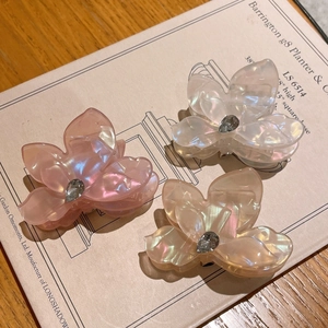 Détail de pince à cheveux fleur de bougainvillier nacrée avec un centre en diamant