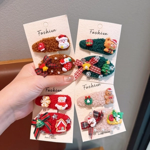 Détail de pinces à cheveux de Noël faites main avec texture peluche Père Noël et bonhomme de neige