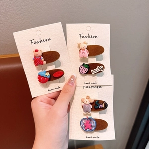 Détail de barrettes floquées mignonnes avec ours et lapin sur cartes de présentation