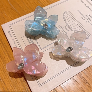 Trois pinces à cheveux florales nacrées avec strass en bleu, rose et blanc élégant