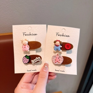 Vue détaillée de barrettes de dessin animé faites à la main avec ours et lapins en peluche