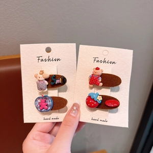 Lot de barrettes floquées pour enfants avec ours, chien et fruits dans la main
