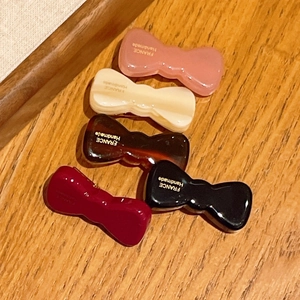 Detailed macro of 5-piece acetic acid bow hair clips with France Handmade engraving