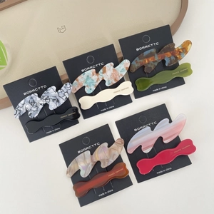 Vue détaillée du lot de barrettes à cheveux en acétate avec motifs marbrés et coloris variés