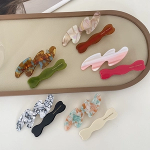 Ensemble de barrettes à cheveux ondulées en acétate avec texture marbre et étiquette dorée
