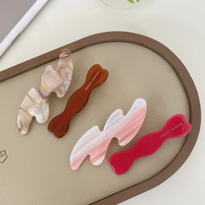 Détail des barrettes en acétate marbré et pinces à cheveux avec dorure à chaud