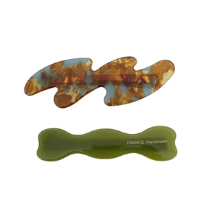 Lot de deux barrettes à cheveux ondulées en acétate, motif écaille et vert olive doré