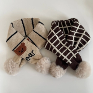 Détail de textures d'écharpes en tricot pour bébé avec motif ours et pompons d'hiver