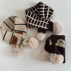 Écharpes tricotées pour enfants avec pompons en peluche et motifs d'ours assortis