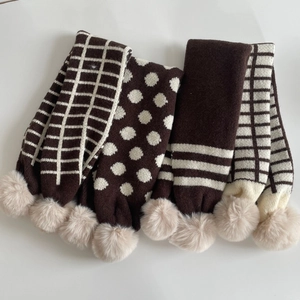 Ensemble d'écharpes tricotées pour enfants avec motifs marrons et pompons en fausse fourrure