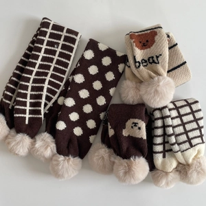 Écharpes tricotées pour bébés avec motifs d'ours et pompons aux tons terre