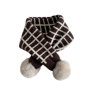 Écharpe tricotée enfant à carreaux avec pompons beiges en chocolat et blanc