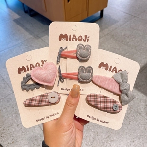 Détails de pinces à cheveux en tissu avec nœuds, cœurs et oreilles de lapin sur carte