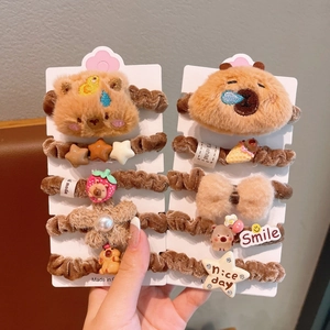 Detail von Plüschbär und Samt-Haargummis auf einer weißen Display-Karte