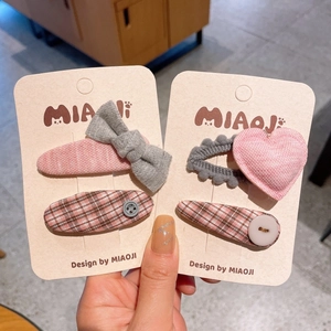 Vue détaillée de barrettes en tissu faites main avec nœuds sur cartes de présentation
