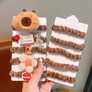 Süßes braunes Samt-Haargummi-Set mit Capybara-Plüsch und weichen floralen Dekorationen