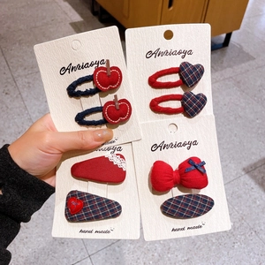 Détail de barrettes faites main avec broderies florales rouges et bleues sur cartons