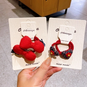 Détails d'un ensemble de barrettes pour enfants avec nœud rouge et motif floral
