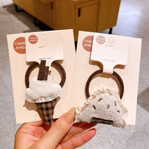 Détail de chouchous en peluche en forme de glace et onigiri sur carte de présentation