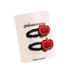 Paire de jolies barrettes à cheveux pomme rouge brodées pour enfants sur carte