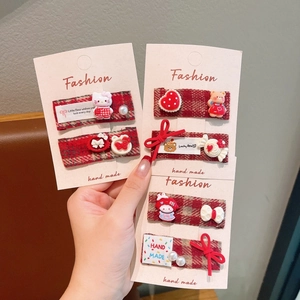 Set aus roten karierten Stoff-Haarspangen mit Tiermotiven und Herz-Schleifen-Details