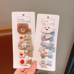 Gros plan détaillé du lot de 5 barrettes à cheveux mignonnes ours et fleurs pour filles