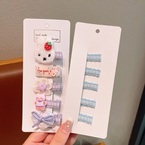 Détail du lot de 5 barrettes enfant avec lapin en peluche et fleurs en dentelle