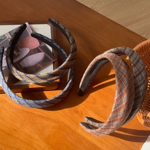 Vue détaillée de serre-têtes en tissu à carreaux avec texture vintage et doublure