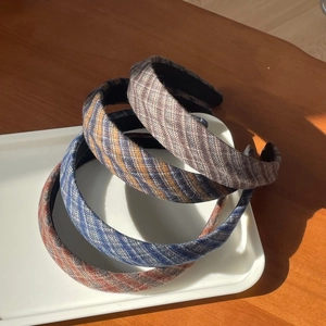 Détails de quatre serre-têtes en tweed marron bleu orange et gris à motif chevrons