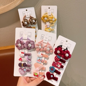 Détail de sets d'accessoires cheveux faits main avec pinces fleurs et chouchous velours