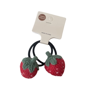 Paire d'élastiques à cheveux fraise tricotés main pour filles sur fond blanc pur