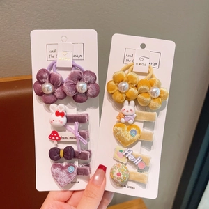 Détail des accessoires de cheveux faits main avec fleurs et lapins pour filles